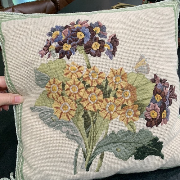 Floral embroidered pillow velvet green cream - Picture 6 of 7